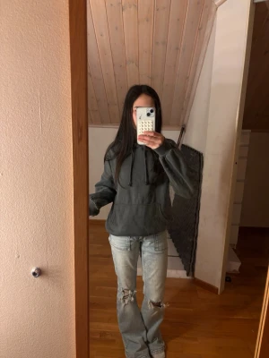 Hoodie  - Säljer min mörk gråa hoodie från H&M eftersom den inte kommit till användning 