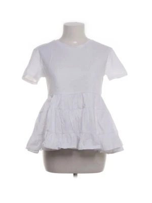 Vit volangblus med kort ärm - Söt vit blus med volang nertill och korta ärmar. Från Zara i storlek S.
