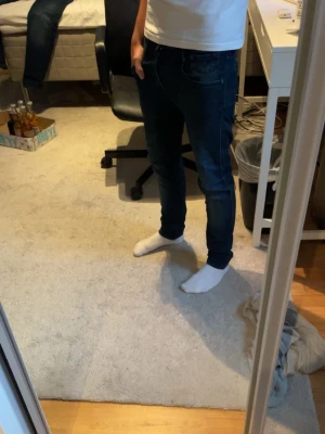 Replay anbass jeans - Replay Anbass jeans, mörkblå i storlek 27/30. Ganska använda men fortfarande schyssta. De ett litet hål som knappt syns, kan visa i dm, Pris kan diskuteras 