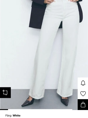 Vita raka jeans med mellanhög midja  - Snygga vita jeans med rak passform och mellanhög midja. Aldrig använda. 