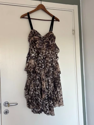 Leopardmönstrad volangklänning - Snygg kort klänning med leopardmönster och volanger. 