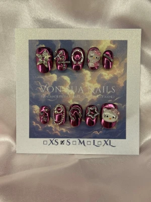 PinkHKY2K (S);ExtraShortOval  - Unika handgjorda press-on naglar i metallic rosa krom med 3D-dekorationer som stjärnor, månar, pärlor och Hello Kitty-detaljer. Naglarna har en extra kort oval form och är handgjorda för en trendig och lekfull look. Perfekt för dig som vill sticka ut med snygga och kreativa naglar.S: 15 mm, 11,5 mm, 12 mm, 11 mm, 9 mm 