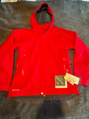 Haglöfs Astral Gore-Tex jacka - Jacka från Haglöfs | Storlek M | Röd | Helt ny | Nypris 4500kr | Funkar som regnjacka, skaljacka eller skidjacka | Skriv vid frågor |