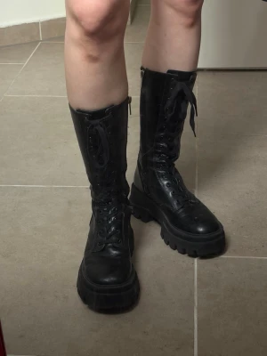 Pull & Bear boots  - Medelhöga boots från Pull & Bear, Strlk 38, använda några gånger! 
