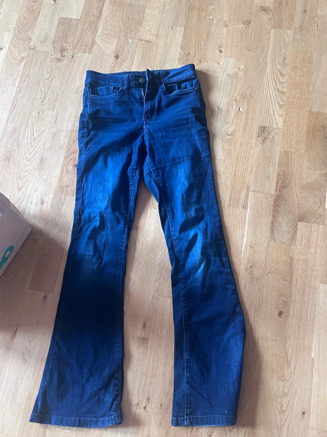Mörkblå bootcut jeans från Noisy May