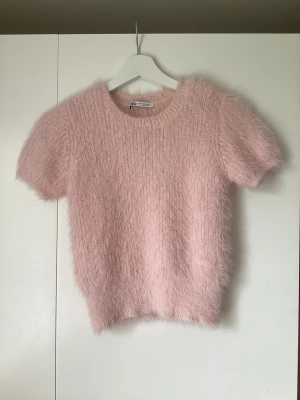 Ljusrosa fluffig stickad topp - Säljer en supersöt ljusrosa stickad topp från Zara i storlek M men sitter som en XS/S