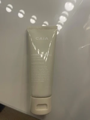 CAIA Charcoal Detox Face Mask - Charcoal Detox Face Mask från CAIA i en ljusbeige tub. Ansiktsmasken är framtagen för normal till kombinerad hud och innehåller kol och niacinamid. Den är oöppnad.