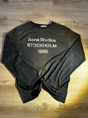 Acne studios långärmad t-shirt long sleeve - Strl. M, Svart - tröja - Hej! Jag säljer en supersnygg svart Acne Studios långärmad t-shirt i Storlek M  Tröjan är i super skick utan några slitage på märket eller andra defekter på materialet  Lång och bekväm tröja gjord av 100% bomull som funkar i alla tillfällen! Kommer från ett djur och rökfritt hem Kan skickas inom samma dag innan klockan 19!  