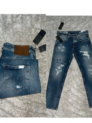 Replay jeans  - Helt nya Replay Ronas jeans! Jag kan ej skicka bild när jag bär dem då jag ej kan ha storleken! JAG SKICKAR EJ FLER BILDER PÅ JEANSEN! för storleksguide hänvisar jag till måtten och för bättre inblick i passformen rekommenderar jag att googla på modellnamnet. :)