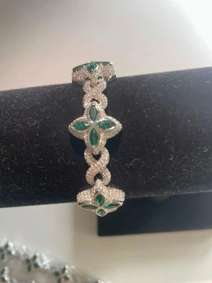 Four leaf bracelet  - Fyrklöver diamantarmband i en elegant smaragdgrön nyans med gnistrande stenar. En tidlös och exklusiv accessoar som passar både till vardag och fest.  Finns i 18 cm och 20 cm. Pris: 479kr  Skickas samma dag, fint paketerat. Endast ett fåtal kvar i lager. Bara höra av er om mer bilder och frågor (: