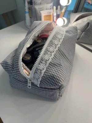 Handsydd necessär  - En egen sydd necessär med dina förfrågningar! Skicka inspo till mig och jag syr till dig!  Skriv till mig innan du köper 💗