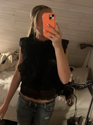 Svart spetsblus - Säljer en svart blus som är jätte gullig och använd ungefär 6 gånger och köpt för 400 kr 💕