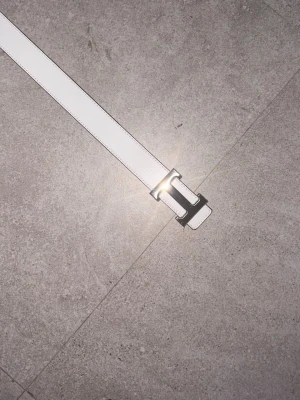 Vitt bälte  - Vitt läderbälte i premiumkänsla med en stilren metallspänne i silverfärg. Enkel och lyxig design som passar både till vardag och finare outfits. Tillverkat i slitstarkt läder med rena sömmar och en tidlös look som matchar de flesta klädstilar.