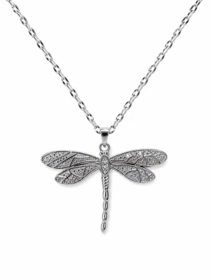Halsband med en slända - Vackert halsband med hänge med en större trollslända (Dragonfly). Helt i silverfärgat rostfritt stål. Kedjan är 40 + 5 cm. 