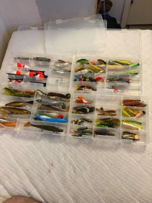 Stort paket fiskedrag och flugor - Säljer ett stort paket med fiskedrag och flugor i olika färger och former. Innehåller wobblers, jiggar, spinnare och handbundna flugor i plast- och fjädermaterial. Perfekt för dig som gillar fiske och vill ha ett varierat utbud i din beteslåda.