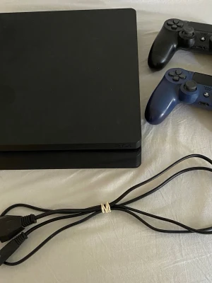 PlayStation 4 Slim med 2 kontroller - PlayStation 4 Slim med 2 kontroller  Ps4 är varsamt använd och fungerar perfekt.  Båda kontrollerna funkar men en av dom kan ha lite stick drift.  Man får såklart med strömsladd.  Packar den väl med papper och bubbelplast så att inget kommer till skada!  Model: Cuh-2016A  Vid frågor är det bara att höra av sig : )