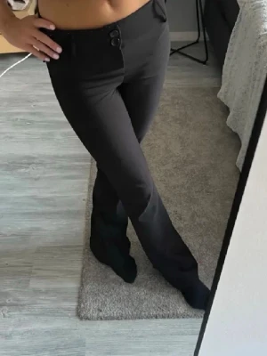 Svarta bootcut kostymbyxor - Helt nya kostymbyxor från ginatircot storlek M Men dom är short oxå så det passar Xs och S