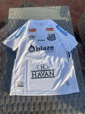 Vit Santos fotbollströja Neymar Jr - .Hej säljer den här helt nya Neymar jr tröja från santos. Tröjan är i storlek Xl men sitter som en L eller stor M. Skriv vid funderingar