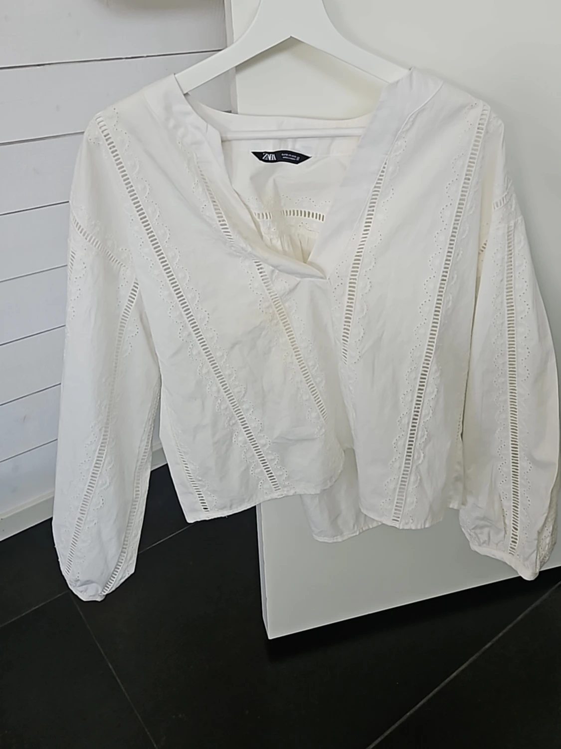 Vit blus med broderade detaljer från Zara - 2