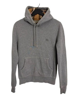 Burberry hoodie - Skriv för fler bilder  Färg - Grå  Märke - Burberry  Storlek - XS  Skick- Väldigt bra skick