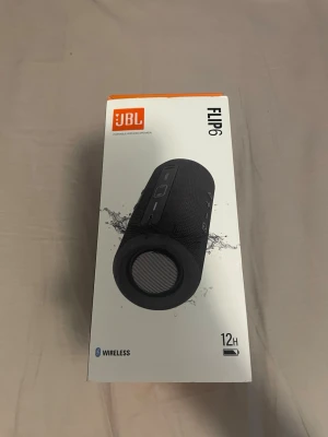 JBL högtalare  - JBL Flip 6 – Helt ny i oöppnad förpackning! 🔥 Säljer en helt ny JBL Flip 6 Bluetooth-högtalare. Perfekt för dig som vill ha kraftfullt ljud, djup bas och en tålig högtalare att ta med överallt. ✅ Helt ny ✅ Kraftfullt JBL Original Pro Sound ✅ Vattentät och dammtålig (IP67) ✅ Trådlös Bluetooth-anslutning ✅ Lång batteritid – upp till 12 timmar Passar lika bra hemma som på stranden, i parken eller på resan. Säljes till ett bra pris. Hör av dig vid intresse eller om du har några frågor!
