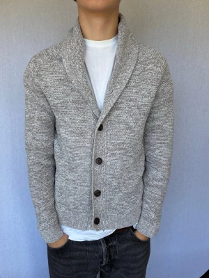 Cardigan Selected Homme S - Detta är en cardigan från Selected Homme i storlek S i normal passform. Tröjan är i bra skick. Person på bild är ca 180 och väger 66kg. Hör gärna  av dig vid frågor eller intresse.