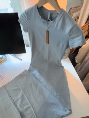Skims Klänning - Slutsåld SKIMS klänning i en eftertraktad färg! Oanvänd, men hade en liten lös söm i nacken som jag fixat :) Mycket stretchigt material! Nypris: 2200;- SEK PRIS KAN DISKUTERAS