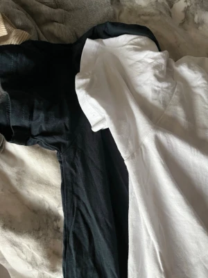 2 st t-shirts från lager 157 - Två klassiska t-shirts med rund hals och korta ärmar. Tillverkad i mjuk bomull som känns skön mot huden. Perfekt att matcha med jeans eller shorts för en enkel och clean look. En mörkblå och en vit.