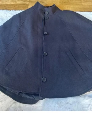 Hm poncho - Säljer denna poncho ifrån hm som varit eftertraktad, den är använd men i gott skick. Se sista bilden för de defekter som finns, men som inte märks av. Storlek 36-38