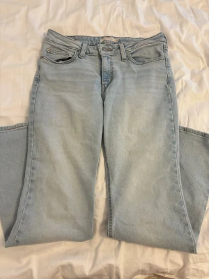 Superlow boot Levis jeans - Helt nya Levis jeans! Jag är 162cm, allt e kvar tills markerad som såld, pris går att diskuteras💞w29, l30. Hade sagt att dom kanske e 2 cm för korta på mig, men gillar när jeans går hela vägen ner till min häl!