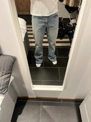 Flare jeans - Flare jeans från Zara som ja knappt använt, är i nyskick.