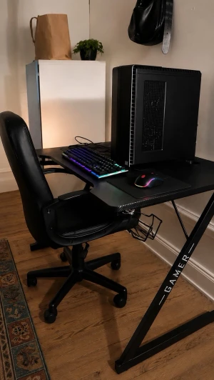 🎮 Dator med komplett Gaming Setup – Bara att koppla in och spela! 🎮 - Säljer ett komplett gaming-set i fint skick som passar perfekt för gaming, plugg eller arbete.  Det som ingår: ✅ Gamingdator ✅ Gamingbord ✅ Gamingstol ✅ RGB-belyst tangentbord ✅ Gamingmus  Allt fungerar som det ska och säljs endast eftersom det inte används längre.  Perfekt för dig som vill ha ett komplett paket utan att behöva köpa allt separat.  📍 Hämtas på plats i Stockholm  💰 Pris: 3000 kr (vid snabb affär kan pris diskuteras). 📩 S