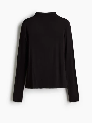 Svart långärmad topp - En populär och slutsåld svart långärmad topp i mjukt och stretchigt material.  