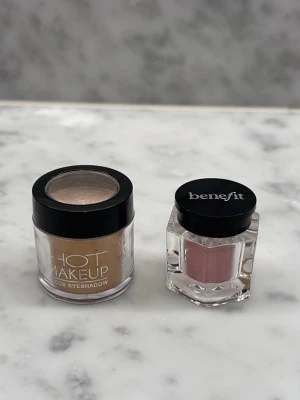 Lösa ögonskuggor i guld och rosa - Två lösa ögonskuggor i burk, en från Benefit i skimrande rosa och en från Hot Makeup i metalliskt guld. Aldrig använda 🩷