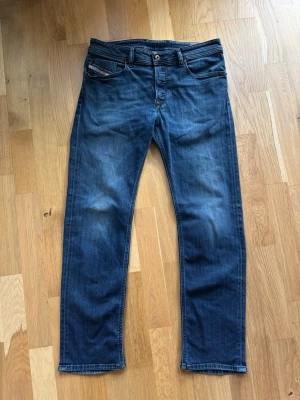 Mörkblåa Diesel jeans - Säljer mina mörkblå Diesel jeans i väldigt bra skick, väl omhändertagna och stiliga. Rensar garderoben, så nu är det någon annans tur att njuta av dem!  Ställ gärna frågor!!!
