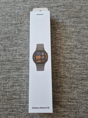 Samsung Galaxy Watch FE svart - Samsung Galaxy Watch FE i svart med rund urtavla och silikonarmband. Smartklockan har en stilren design och passar perfekt för dig som vill ha koll på både träning och notiser direkt på handleden. Den har aldrig någonsin gjort mig besviken, otrolig batteritid också och i otroligt bra skick. Kommer lägga ut den super billigt så passa på.