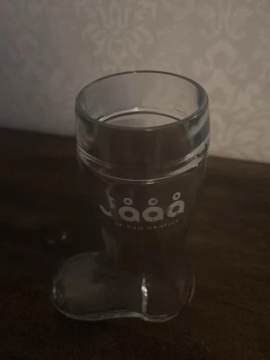 Jåå stövel - Emil Hansius Jååå stövel. Unikt glas format som en stövel med texten 'Jååå' tryckt på framsidan. 