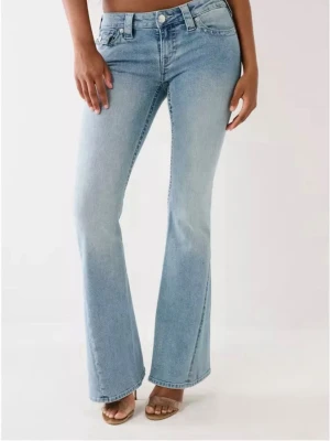 Ljusblå bootcut jeans med fickdetaljer - Snygga ljusblå bootcut jeans med klassisk femficksdesign och dekorativa ficklock bak. Low waist modell!!! Obs. Bilderna är landade (skriv privat för mina bilder) Byxorna är söndertrampade nedtill men väldigt långa. 