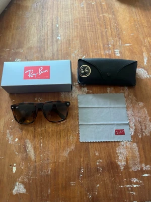 Rayban boyfriend - Säljer nu mina raybands som är i nyskick ingen repa eller liknande. Allt ingår som box putsduk mm. Pris går att diskutera vid snabb affär. MVH
