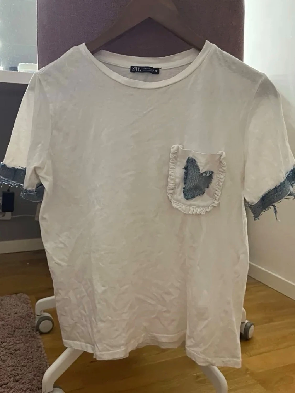 Vit tshirt med jeansdetaljer - 1