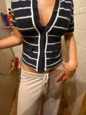 Marinblå kort kofta med ränder - Kort, marinblå kofta 