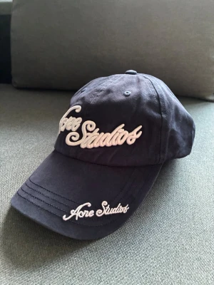 Acne Studios Keps - Säljer en riktigt schysst Acne Studios keps! 🔥Mörkblå och passar till det mesta 💯💫Size 56-58 cm 💯Pris diskuteras vid snabb affär ! 
