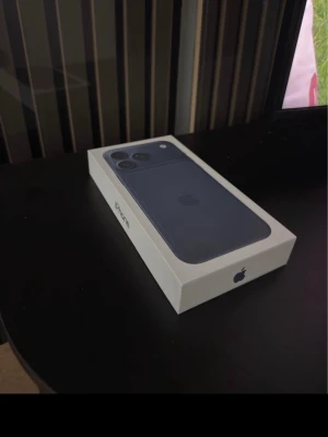 iPhone 17 PRO Max   - Säljer en blå iPhone från Apple, levereras i originalkartong. Telefonen har en stilren design med rundade hörn och dubbla kameror på baksidan. Perfekt för dig som gillar modern teknik och vill ha en mobil med premiumkänsla. Fått den av jobbet förra veckan så den är fortfarande helt ny och oöppnad. Endast upphämtning! 