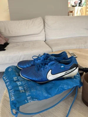 Nike tiempo legend 10 elite - Säljer nu mina Nike tiempo då de inte kommer till användning. Skorna är i bra skick men lite smutsiga efter användning. Dobbarna är gjorda för konstgräs, men funkar på gräs också. Låda och påsa ingår men påsen har släppt i ena hörnet. Går bra att knyta som man ser på sista bilden. 