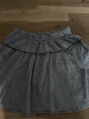 Svartvit miniskirt - Kort kjol med shorts, från Zara, storlek 164 cm. Passform XXS-XS. I mycket bra skick!