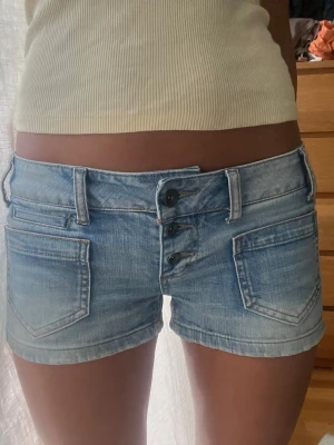 Lågmidjade denimshorts - Snygga lågmidjade minishorts från House Jeans. De är i storlek 28W och passar S och M🩷
