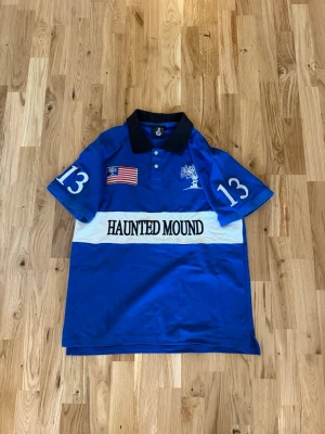 Haunted Mound Polo - Haunted Mound Polo från 2024 bloody angel touren. Signerad av sematary