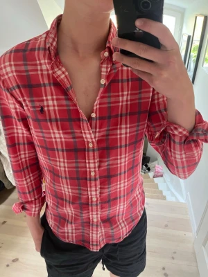Ralph Lauren skjorta  - Rutig skjorta från Ralph Lauren, storlek M och jag är 180, sitter bra, skriv vid frågor!