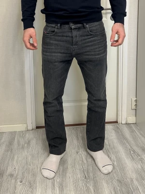 Diesel jeans mörkgrå Vinted straight leg - Använda fåtal gånger.   Storlek: W31-L32 MEN uppsydda i längden… För referens, personen på bilden är ca 184cm lång och brukar bära M i byxor.  