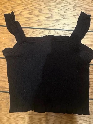 Svart croppad topp - Säljer en svart croppad, storlek XXS. I bra skick!